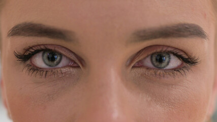 Obraz premium Close up of Blinking Eyes pf of Woman Looking at the Camera