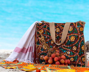 Sac de plage design sur le sable et eau turquoise