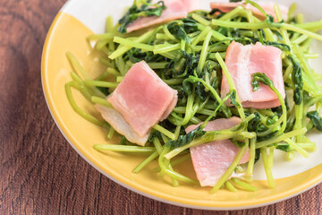 豆苗とベーコンの炒め物