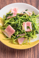 豆苗とベーコンの炒め物