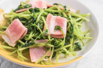 豆苗とベーコンの炒め物