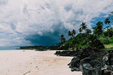 Ciel nuageux sur île déserte