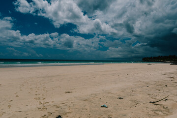 Ciel sur plage déserte aux Comores