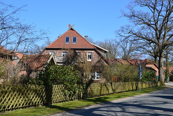 Fototapeta premium Typische Norddeutsche Architektur im Dorf Altenboitzen, Niedersachsen