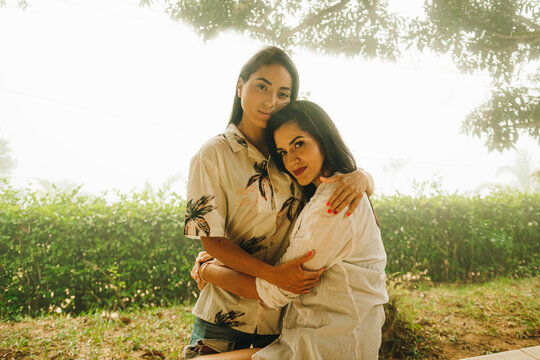 Retrato de pareja de lesbianas abrazándose en la selva peruana 
