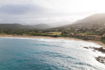 Vue aérienne de la plage du Pero de Cargèse (Carghjese) au lever du Soleil et des montagnes en arrière-plan, en Corse - Corsica drone