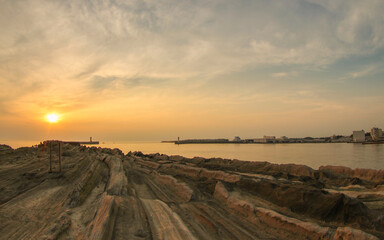 三浦半島・城ヶ島の最西端から望む夕日