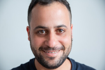 Obraz premium Close-up of smiling man looking at camera. Happy Caucasian man isolated on gray background and posing. Close-up of smiling man concept