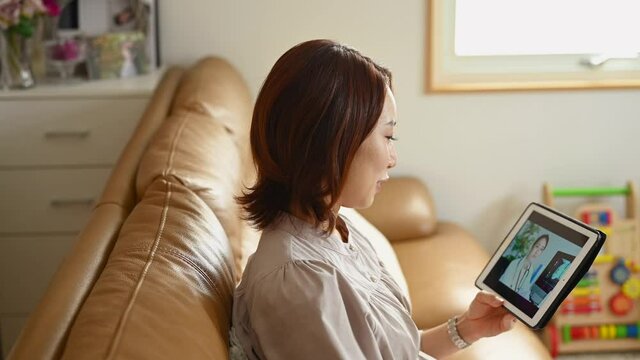 オンラインで医師の問診を受ける妊婦の患者
