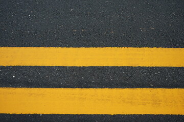 Yellow traffic line Used to divide the traffic direction.