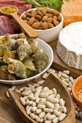 table remplie d'aliment frais et secs