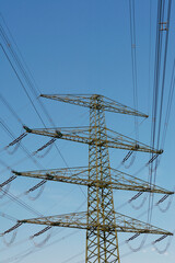 Moderner Strommasten mit &Uuml;berlandleitungen, Hochformat