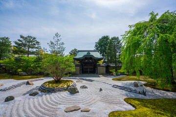 京都　高台寺の方丈前庭　新緑