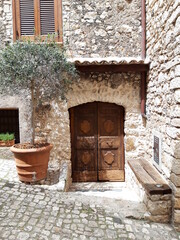 Fototapeta premium Zakątek małego włoskiego miasteczka, Sermoneta.