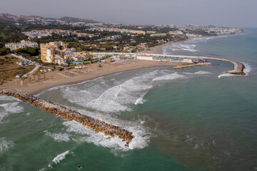 vistas de la playa de Cabopino en Marbella, Espa&ntilde;a