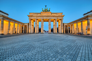 Fototapeta premium The illuminated Brandenburg Gate in Berlin at dawn