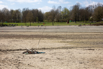 Abgelassener See mit Matsch und Schlamm 