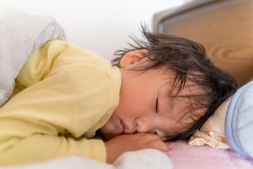 お昼寝中の男の子