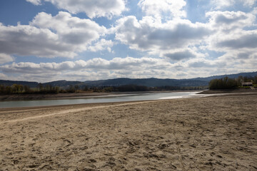 Abgelassener See mit Matsch und Schlamm 