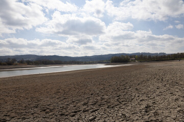 Abgelassener See mit Matsch und Schlamm 