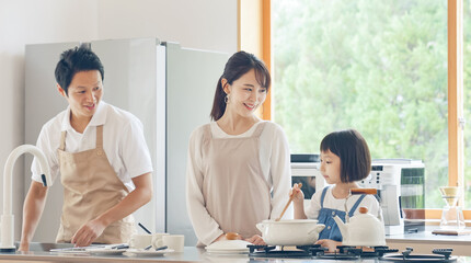 料理する親子　子育てイメージ © metamorworks