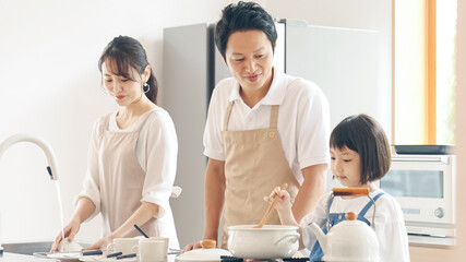 料理する親子　子育てイメージ © metamorworks