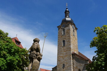 Neptun und Kirchturm Marktplatz Ebern © Falko Göthel