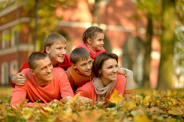 Fototapeta premium Family relaxing in autumn park