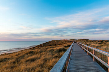 Abendstimmung am Meer über den Dünen