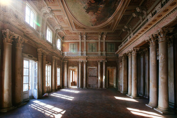 Alte majestätische verlassene historische Villa Znamenskoye-Sadki, Innenansicht