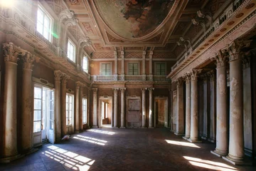 Selbstklebende Fototapete Alte verlassene Gebäude Alte majestätische verlassene historische Villa Znamenskoye-Sadki, Innenansicht