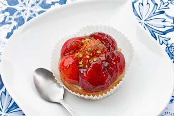 tartelette aux fraises dans une assiette