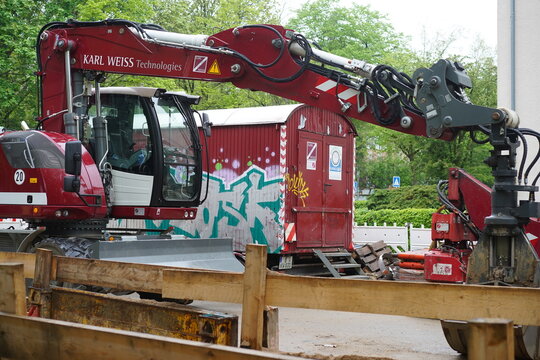 Liebherr Mobilbagger im Einsatz f&uuml;r die Karl Weiss Technologies GmbH auf einer kommunalen Baustelle der Berliner Wasserbetriebe in Berlin am 13.05.2021