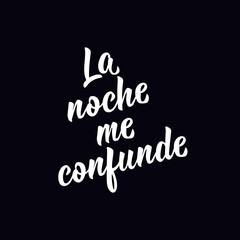 The night, confuse me - in Spanish. Lettering. Ink illustration. Modern brush calligraphy. La noche me confunde