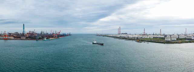 Fototapeta na wymiar 港公園（茨城県神栖市）の展望塔から鹿島臨海工業地帯を一望