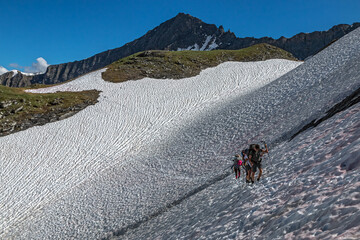 Randonnée  , Paysage des Alpes Grées au printemps , Col du Petit Saint-Bernard , Italie 