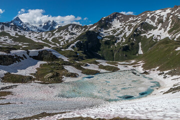 Lac de la Tormottaz , Paysage des Alpes Grées au printemps , Col du Petit Saint-Bernard , Italie 