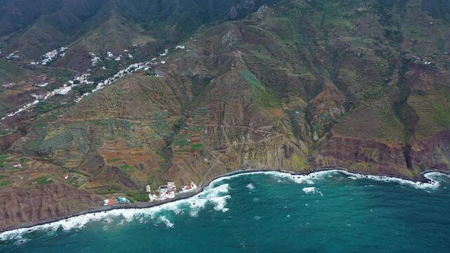 Insel Teneriffa bei wolkigem Wetter aus der Luft