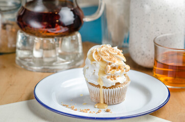 Cupcakes with caramel syrup and cream frosting. Vegan healthy caramel.