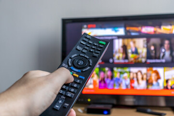 Ligando televisão com controle remoto.