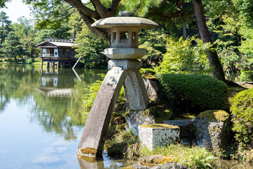 初秋の金沢旅行　日本三名園の一つ・特別名勝兼六園　※徽軫灯籠の隣のモミジの木は現在はありません