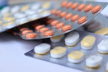 Obraz na płótnie Canvas close up of medicine and pills