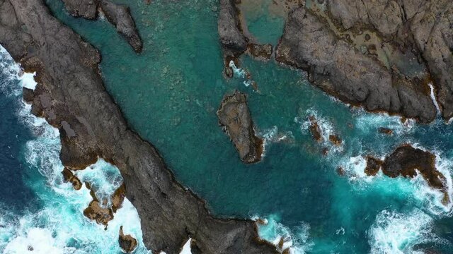 Insel Teneriffa bei wolkigem Wetter aus der Luft