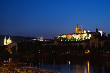 Praga zamek wieczór - obrazy, fototapety, plakaty