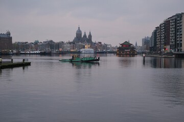 Naklejka premium Amsterdam Central canal