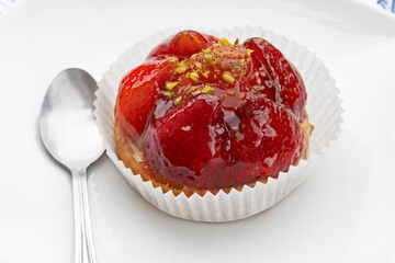 tartelette aux fraises dans une assiette