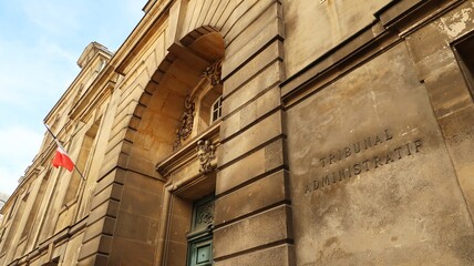 Façade et portail d'entrée du Tribunal administratif de Paris, siégeant à l’hôtel d'Aumont (France) - obrazy, fototapety, plakaty
