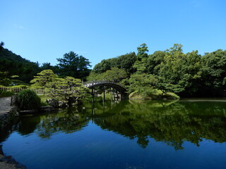 Obraz premium reflection in the water of the ritsurin kouen park in takamatsu, japan