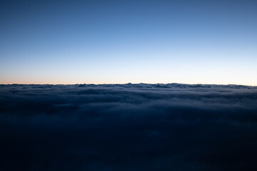 Wolkenlandschaft aus Flugzeug Cockpit