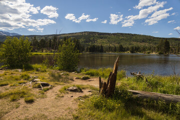 Fototapeta premium Sprague Lake with blue sky and white clouds in the sky background, Rocky Mountain National Park, Colorado